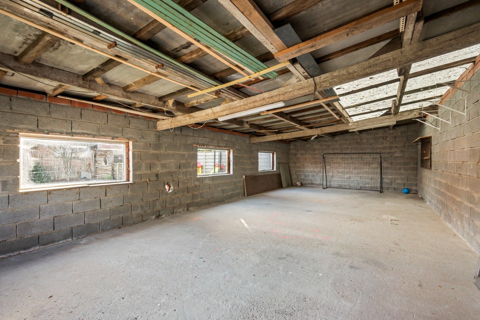 Op te frissen woning met 3 slaapkamers, opslagruimte en tuin op 864m² foto 16