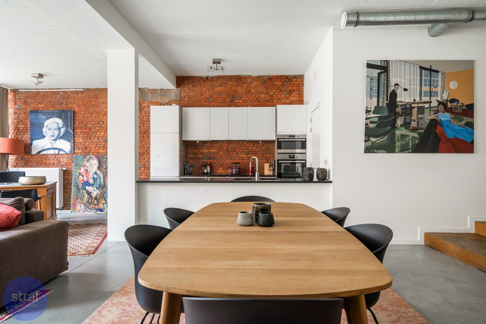 Modern appartement met open leefruimte en gezellige stadstuin in Berchem foto {{pictureIndex}}