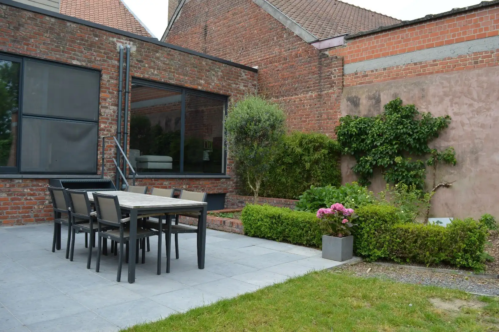 Instapklaar pareltje met 3 slaapkamers, praktijkruimte en toffe tuin te koop centrum-Bellegem foto 2