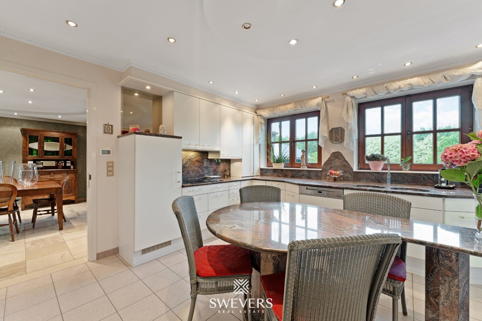 Ruime woning ( 345 m2 ) met 4 SLPK op prachtig perceel van 21a50ca foto 9