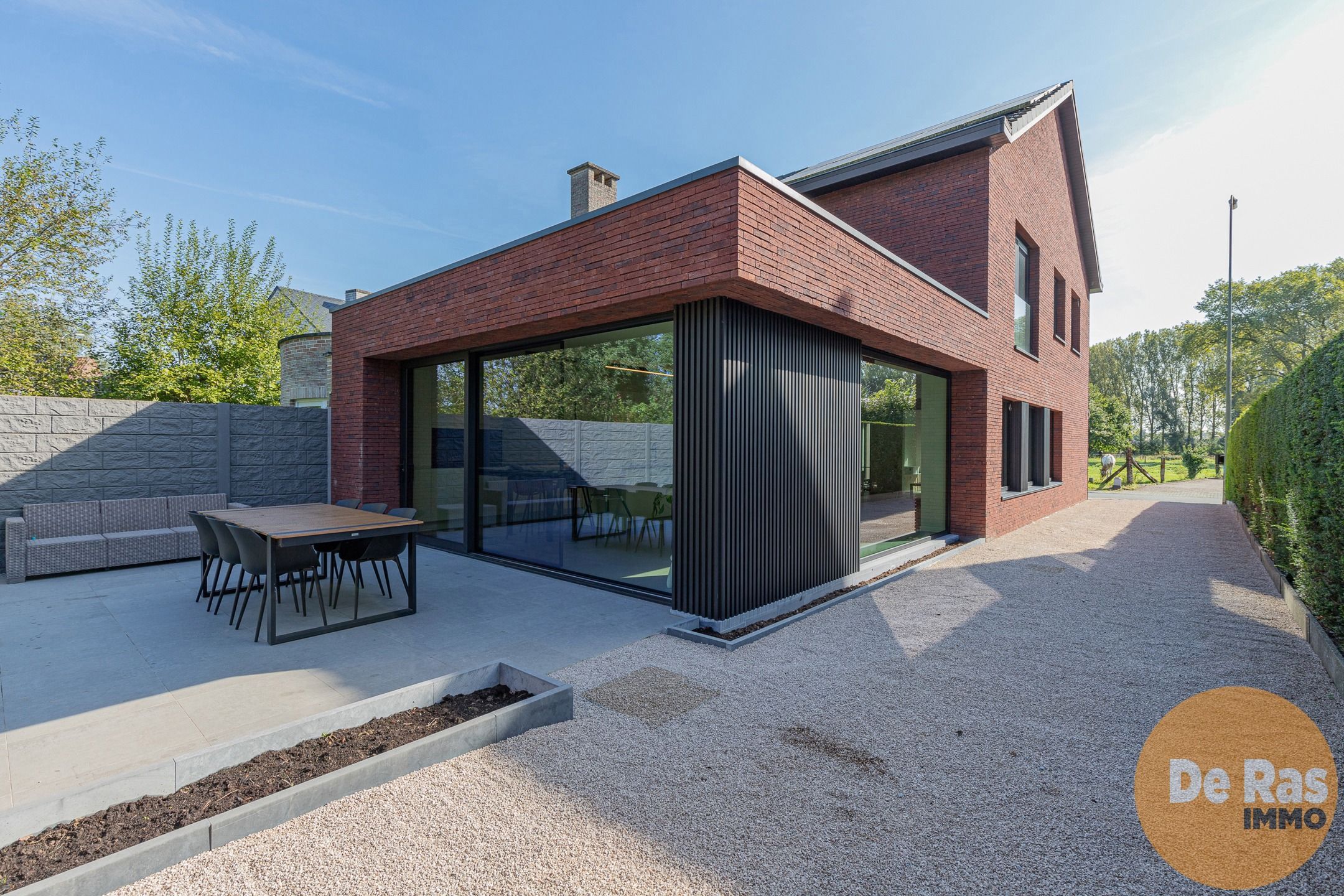 WANZELE - Prachtige gezinswoning met 4 slpks, tuin en garage foto 2