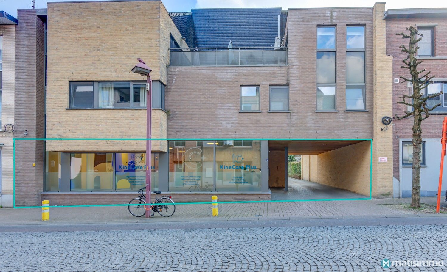 2 PRAKTIJKRUIMTES MET 10 PARKEERPLAATSEN TE HUUR IN HET CENTRUM VAN HOESELT foto {{pictureIndex}}