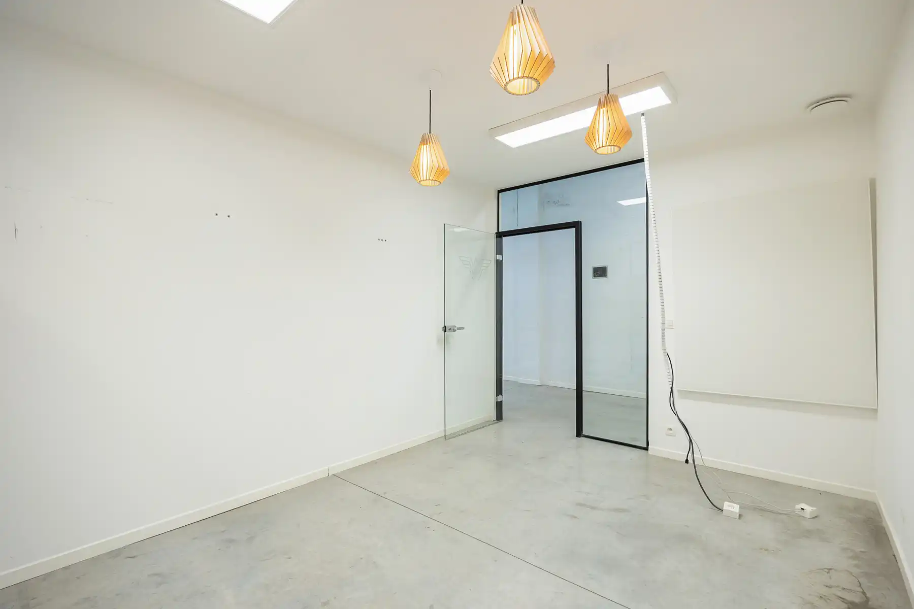 Instapklaar kantoorgebouw te koop in Merksem foto 20