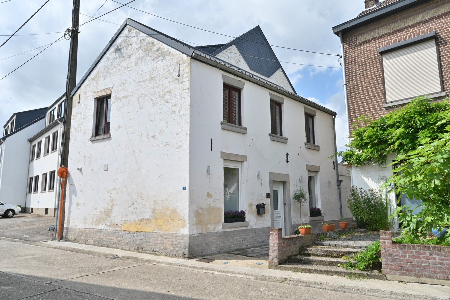 Charmante, gemoderniseerde mergelwoning in hartje Kanne, op steenworp afstand van Maastricht gelegen foto {{pictureIndex}}