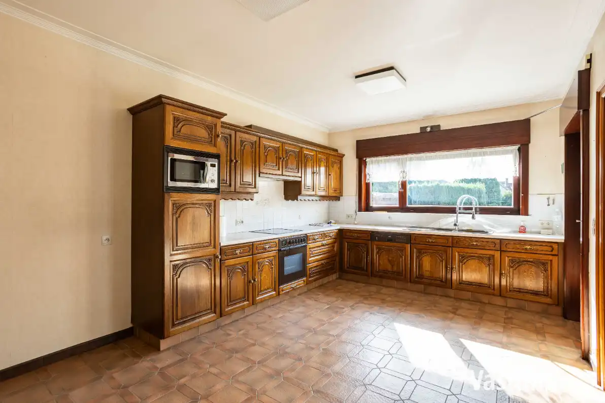 Rustig gelegen halfopen woning met dubbele garage en veel potentieel foto 8