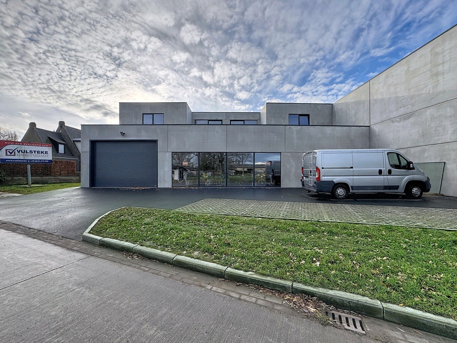 NB BEDRIJFSPAND bestaande uit MAGAZIJN met TOONZAAL/BURELEN en casco LOFT-APPARTEMENT met groot TERRAS. Op ambachtelijke zone "Schatting" te Zedelgem foto 2