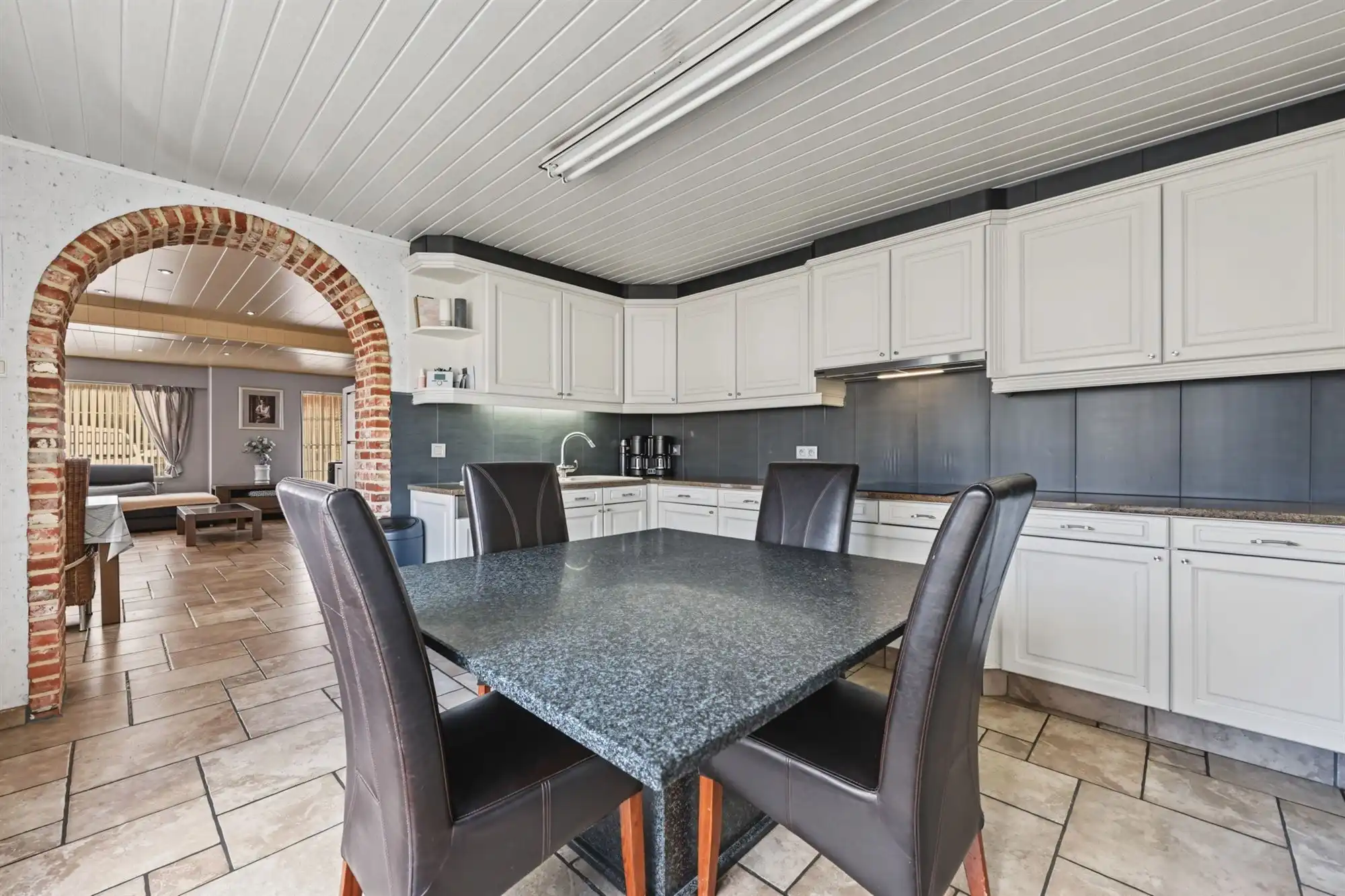 Instapklare woning op ruim perceel met paardenstallen foto 8
