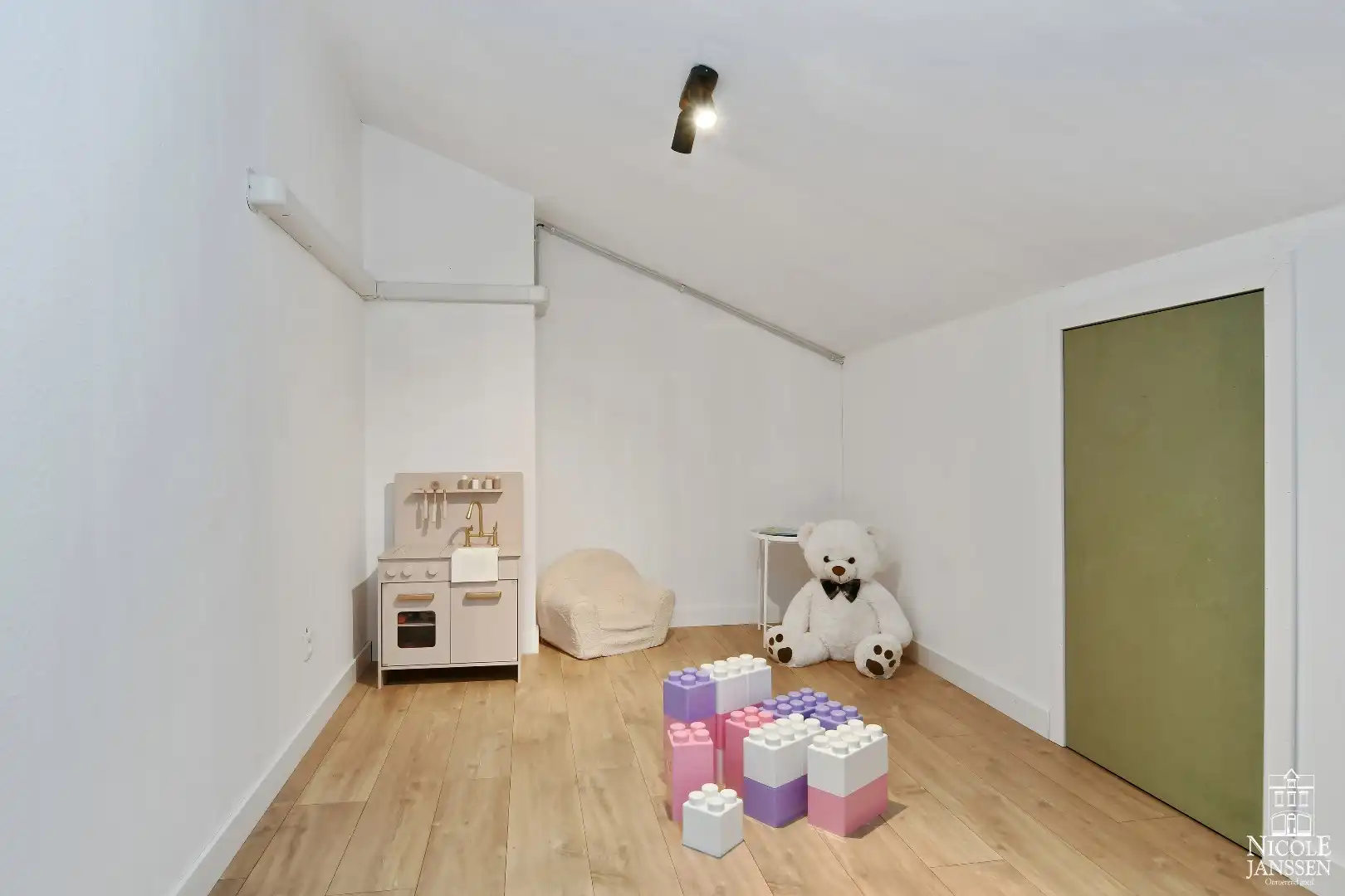 Charmante vrijstaande gezinswoning met grote garage en mooie tuin   foto 22