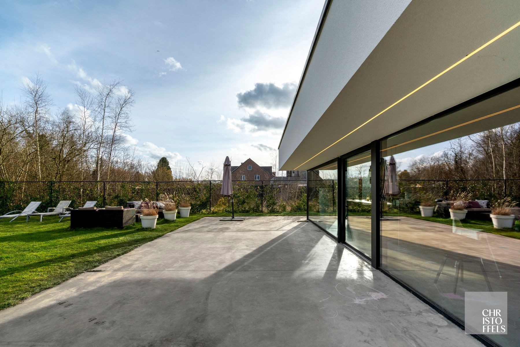 Residentieel gelegen eigentijdse en energiezuinige villa. foto {{pictureIndex}}