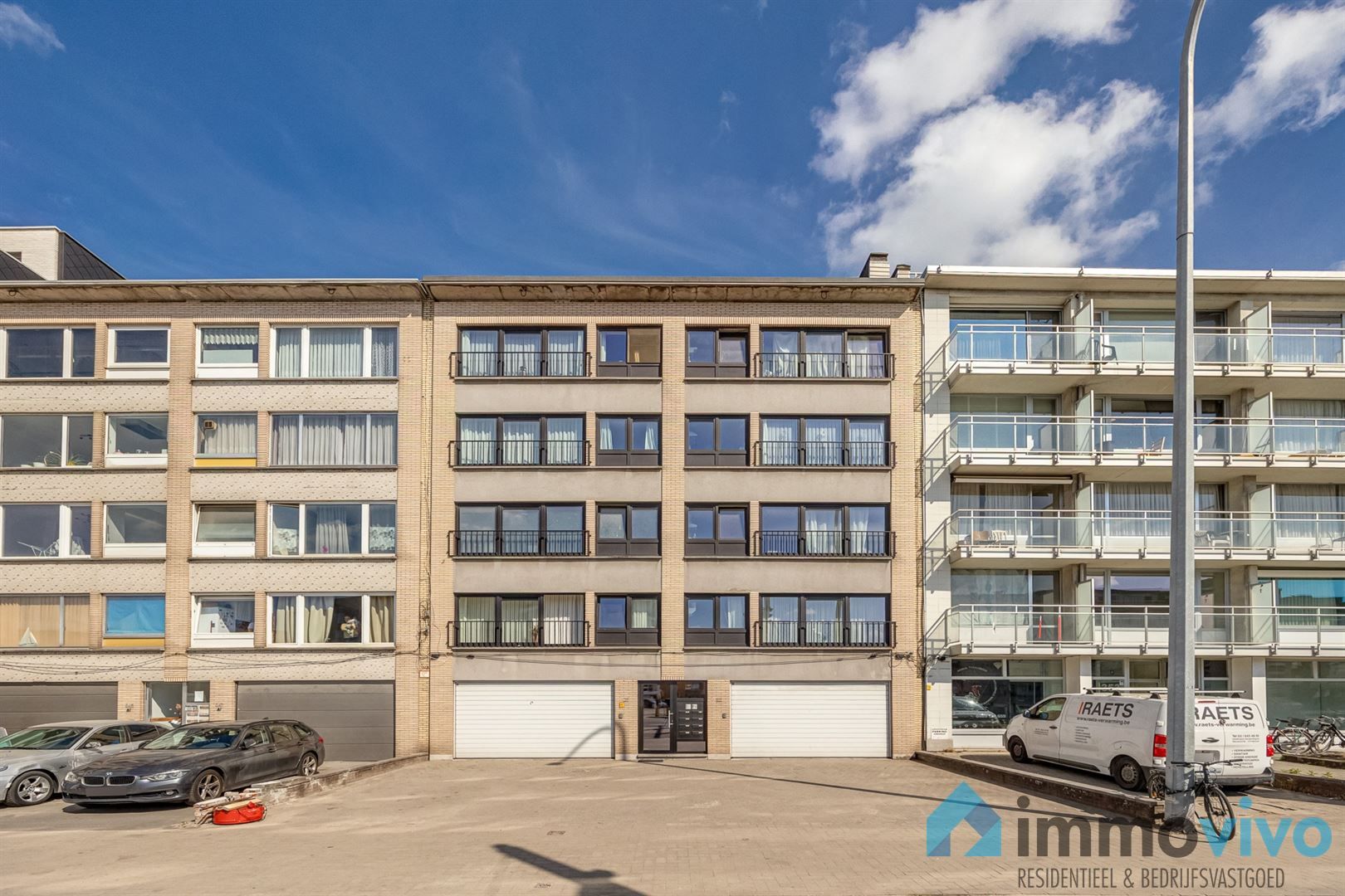 Solide goed onderhouden building in beton met 8 appartementen en dubbele garage foto {{pictureIndex}}
