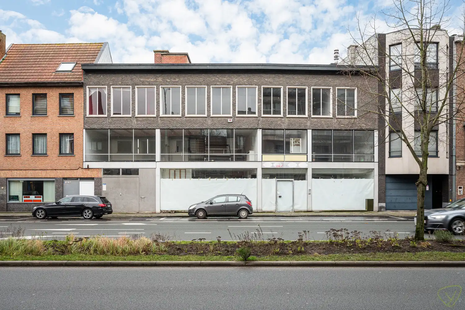 Vastgoedbelegging op een centrale en uitgelezen commerciële locatie! foto {{pictureIndex}}