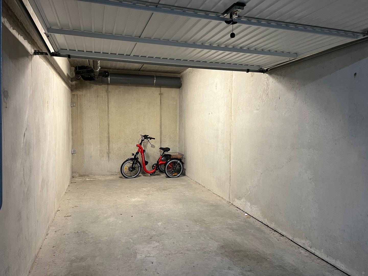 Ruime garage in een piekfijn complex! foto 3