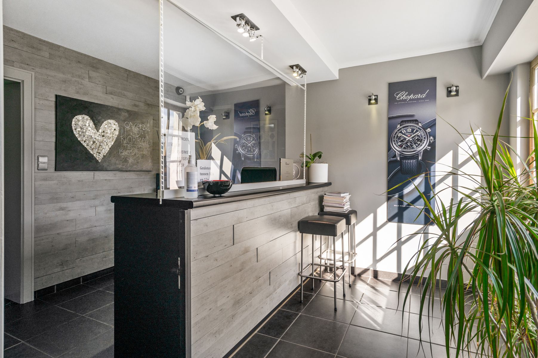 Gerenoveerde hoevewoning met praktijk en paardenstallen.  foto 32