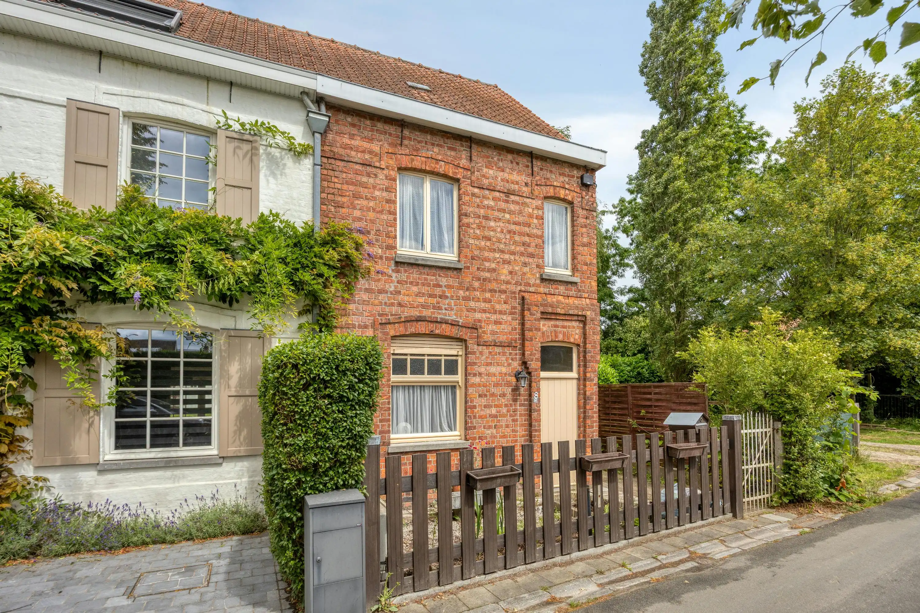 Hoofdfoto van de publicatie: Te renoveren woning met 3 slaapkamers en zolder in centrum Sint-Martens-Latem