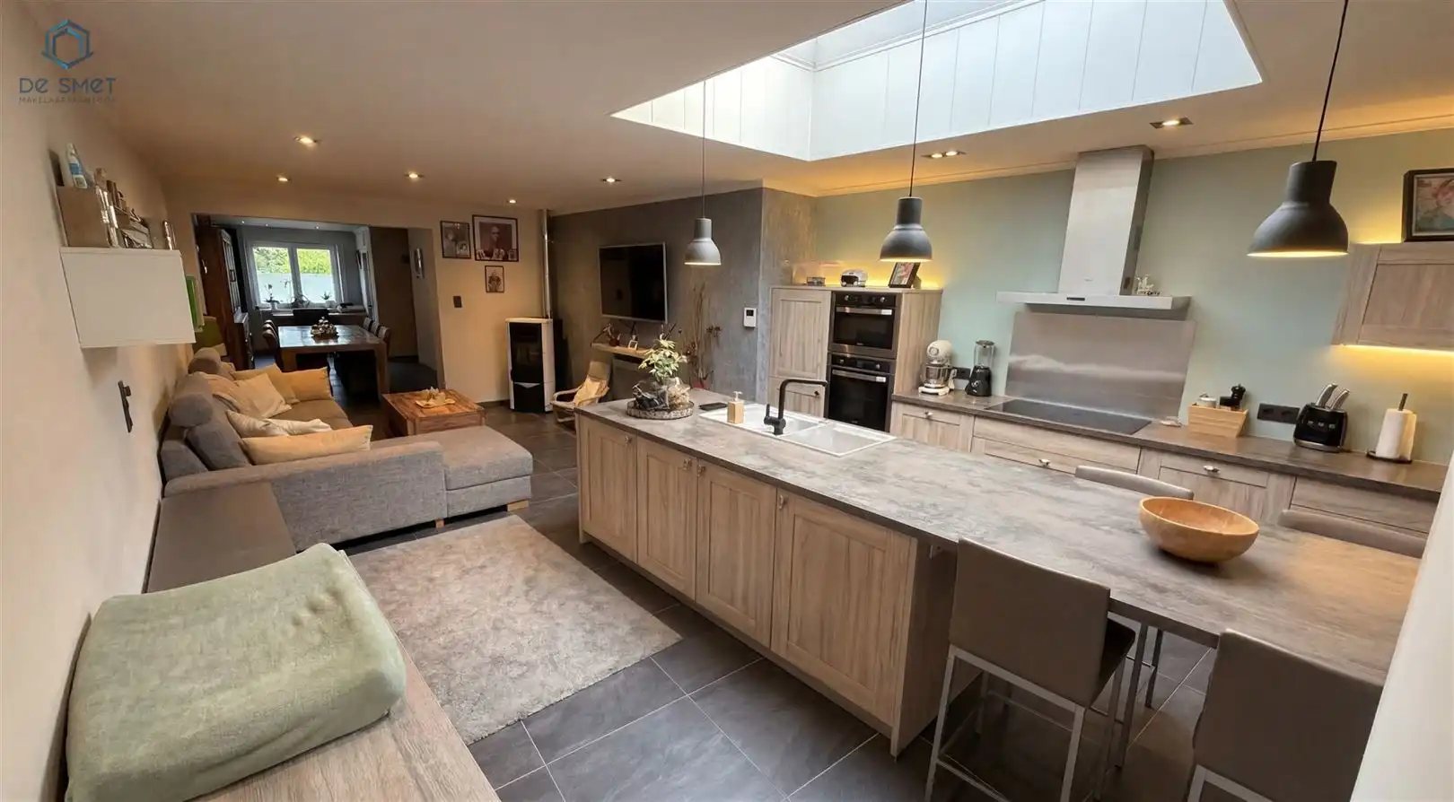 Instapklare gezinswoning met 3 slaapkamers, ruime tuin en private oprit foto {{pictureIndex}}
