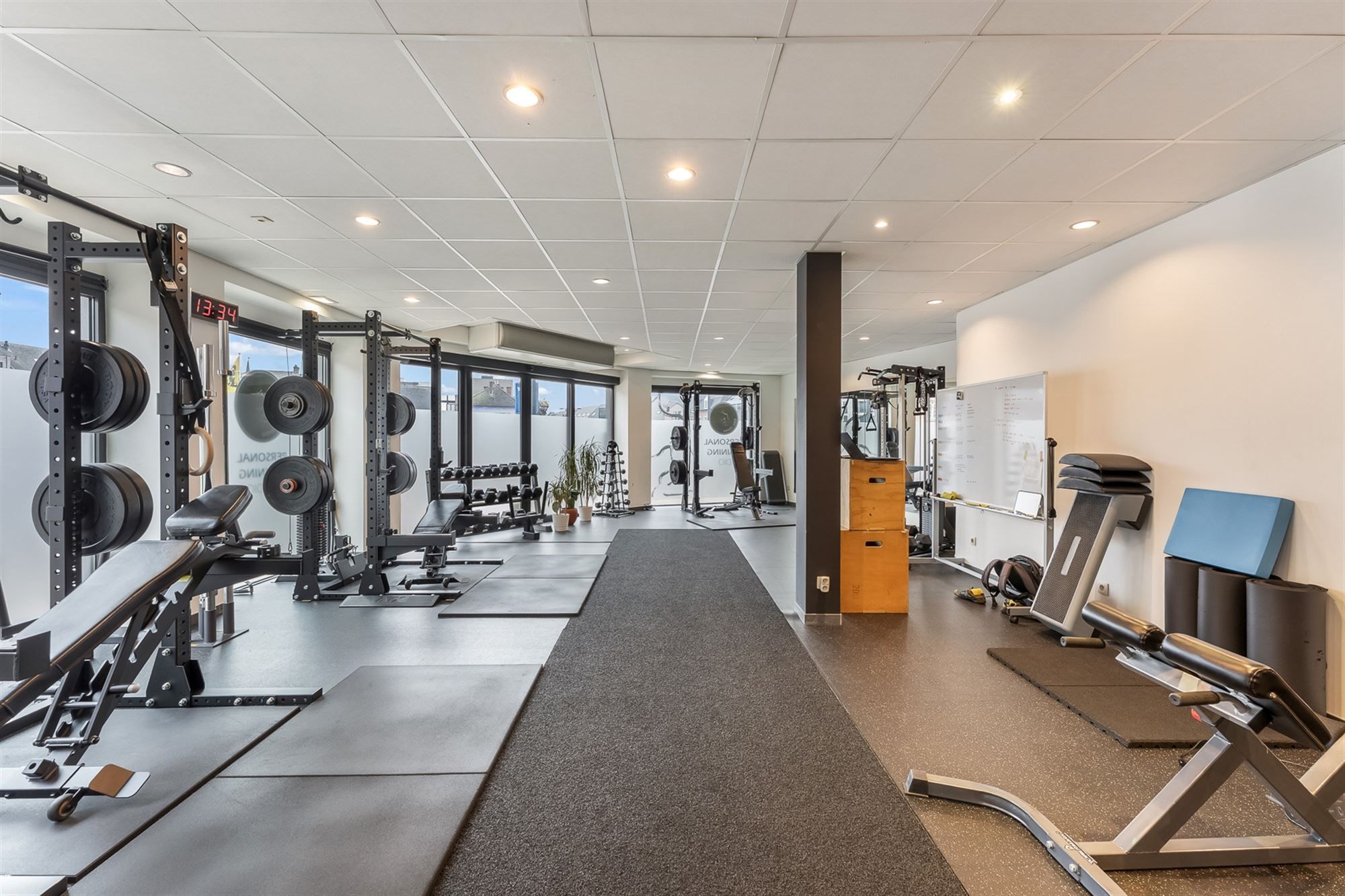 ZEER GOED GELEGEN HANDELSRUIMTE (110M²) MET BUREAU EN KITCHENETTE TE PAAL foto 2