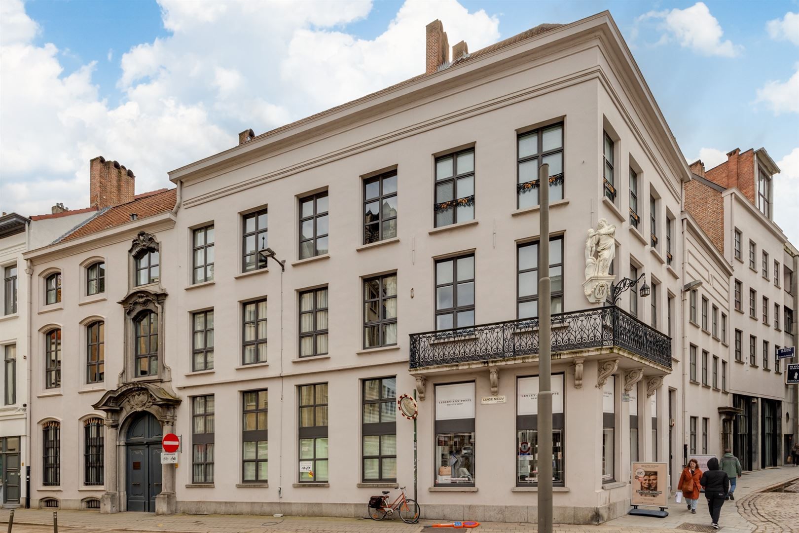 Duplex appartement met 2 slaapkamers gelegen in een uniek historisch pand te Antwerpen centrum. foto {{pictureIndex}}