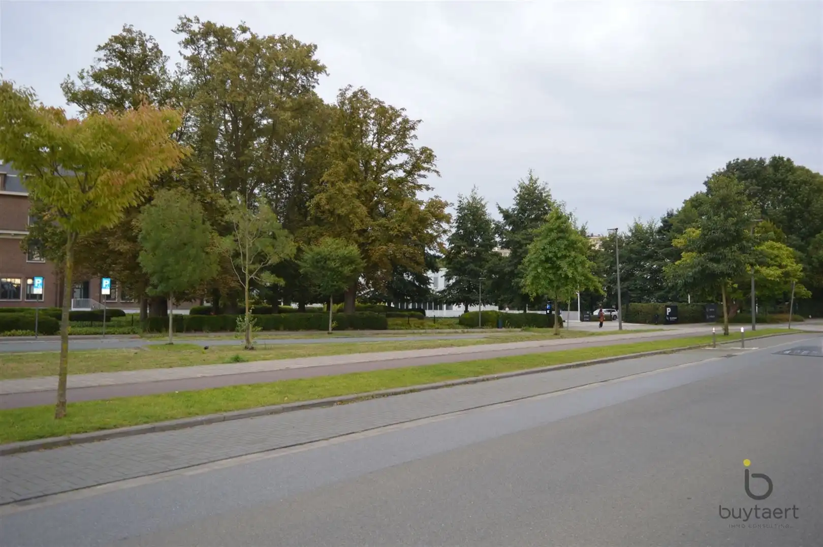 Modern instapklaar twee slaapkamer appartement met zonnig terras en last but not least een parking! foto 13