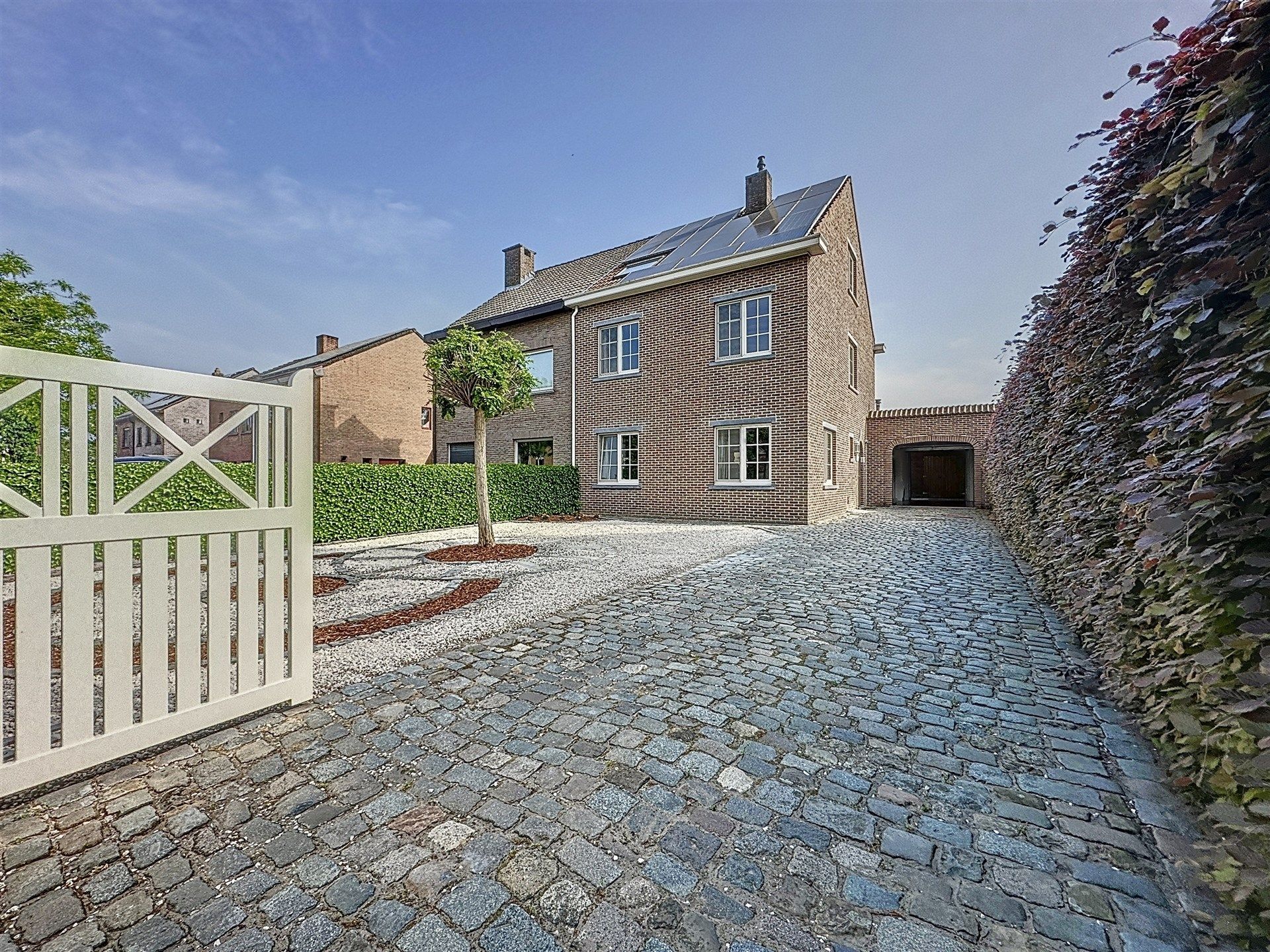 Rustig gelegen, instapklare, half open bebouwing met 5 slaapkamers, garage op perceel van 465m²! foto {{pictureIndex}}