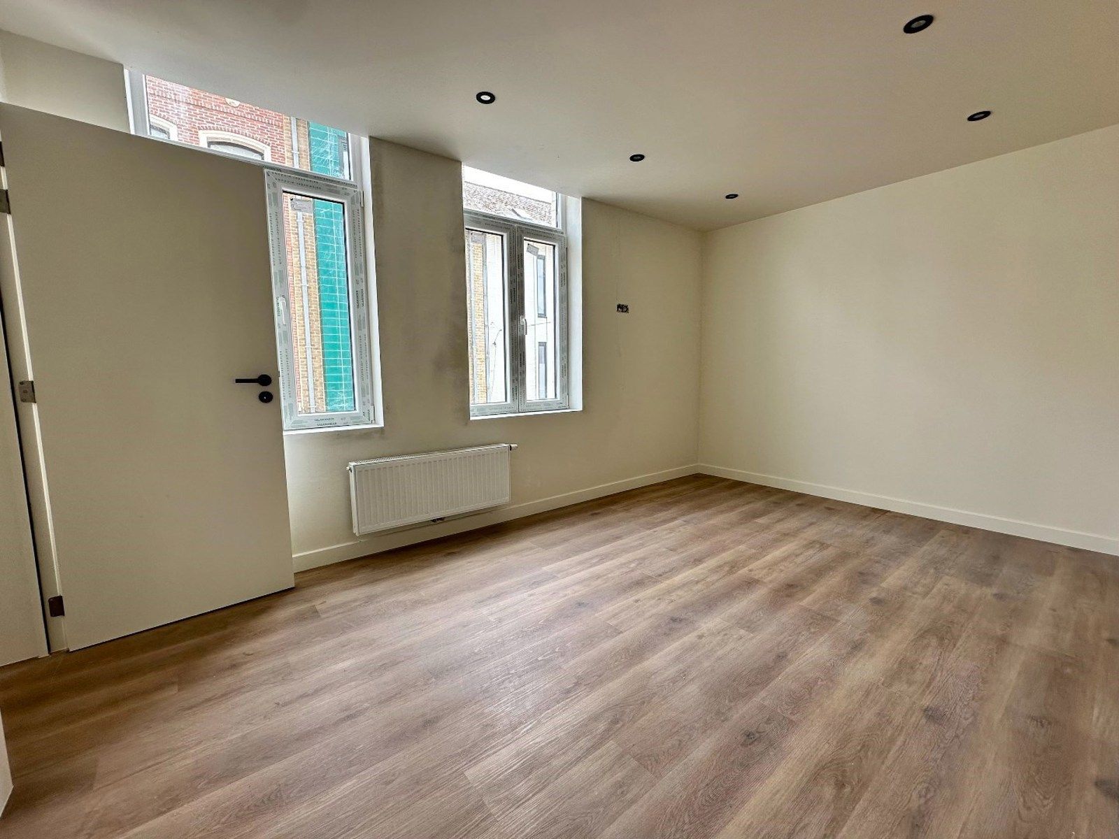 TE KOOP - gerenoveerd appartement met 1 slaapkamer en bureau foto 5