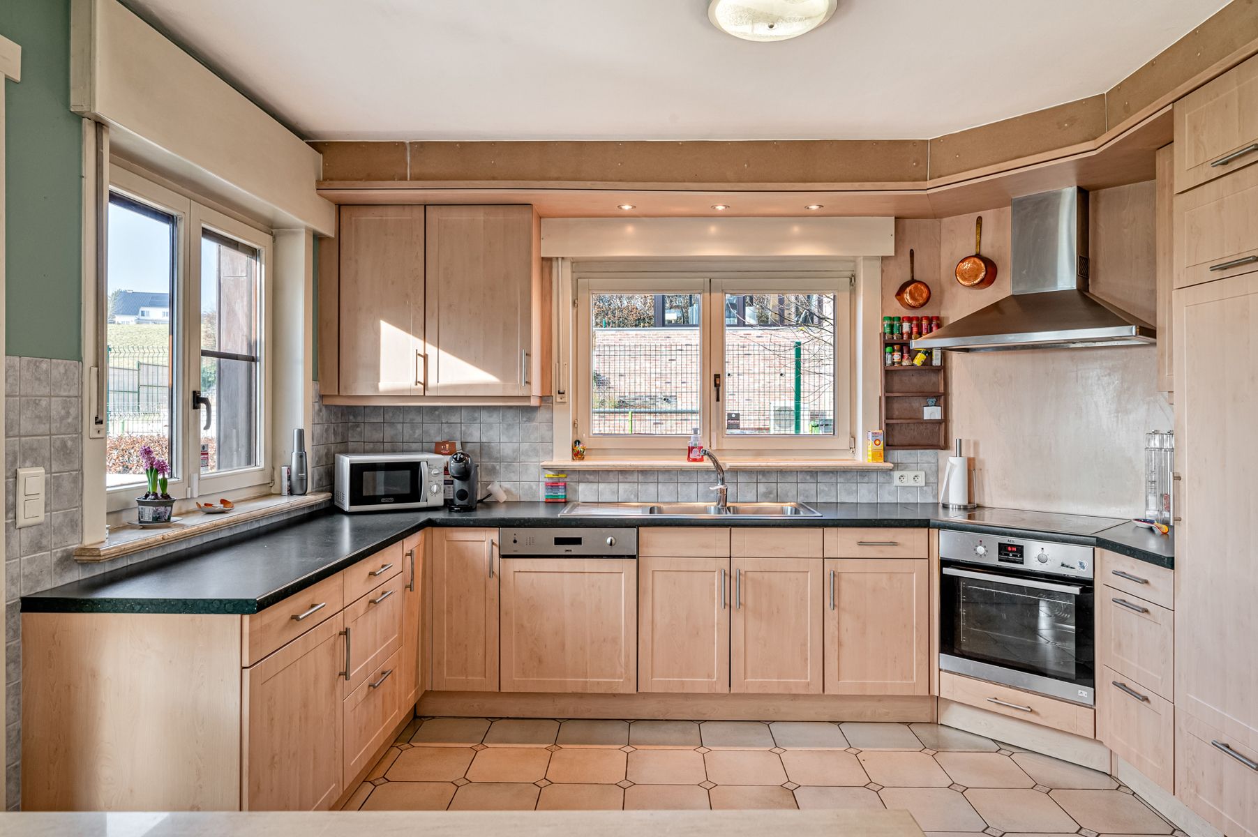 Ruime open bebouwing met zonnepanelen in residentiële wijk foto 10