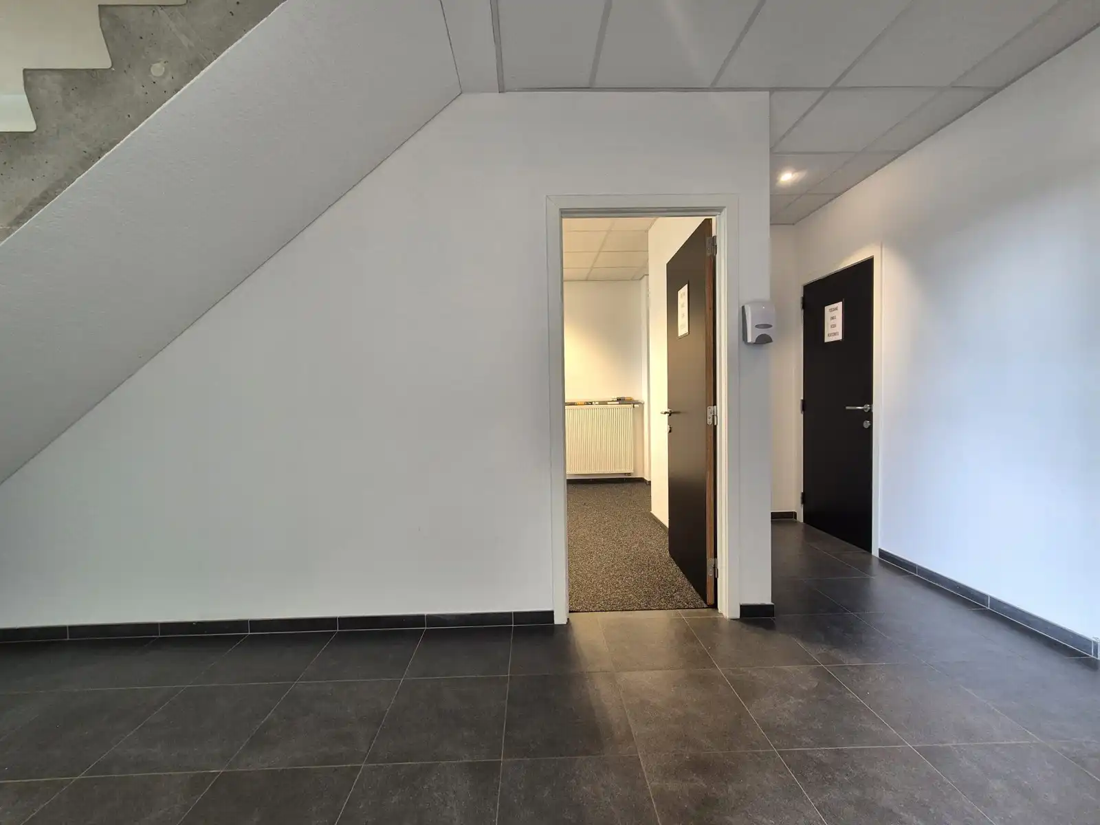 Magazijn 1030m² met  laadkade en 154m² kantoor op topligging foto 9