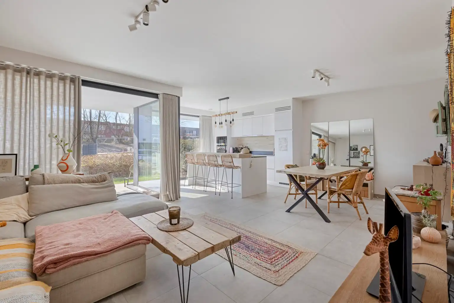 Prachtig instapklaar gelijkvloers 2-slaapkamerappartement  foto {{pictureIndex}}