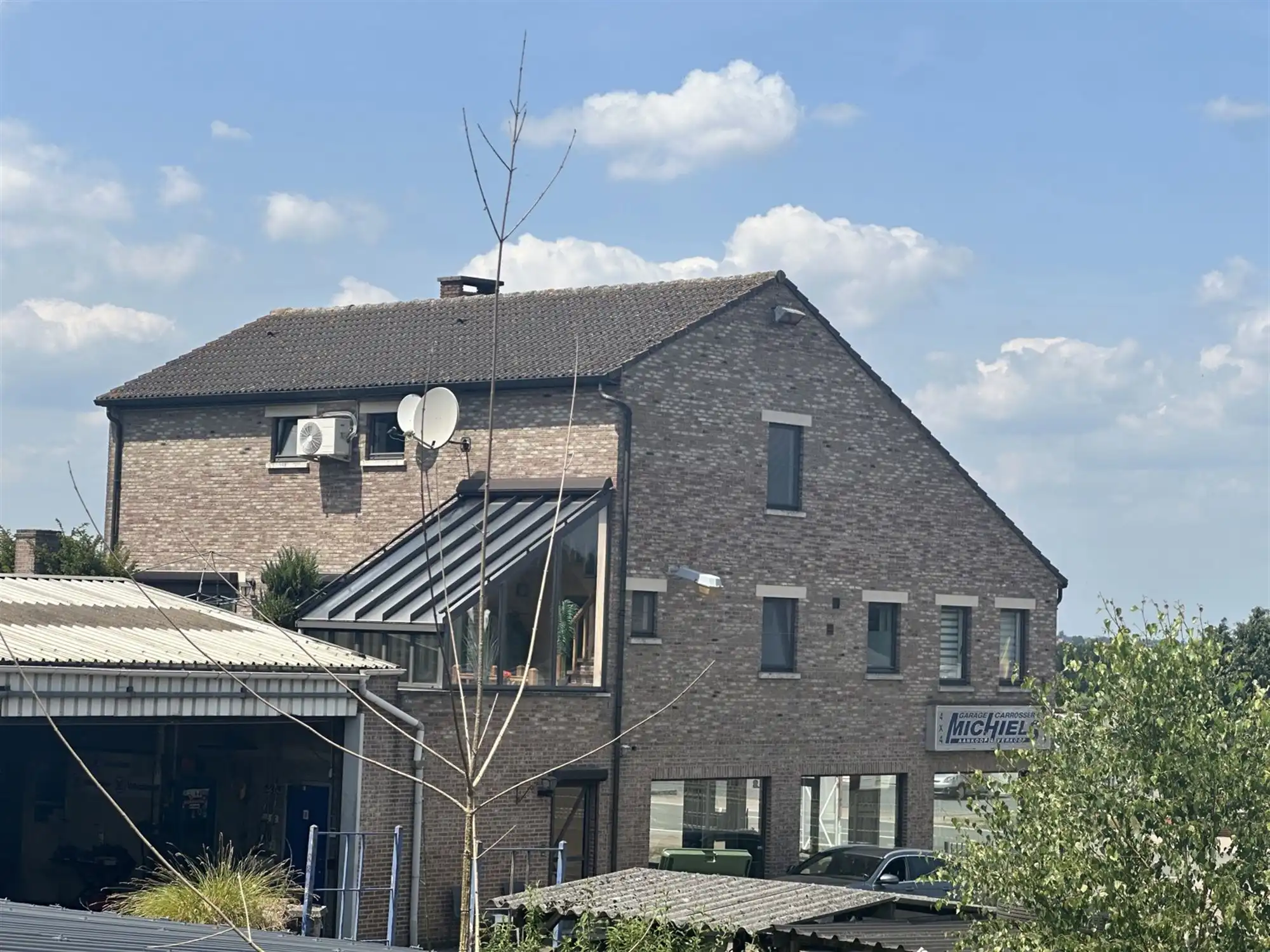 Handelspand met woonst, showroom, loods en parking foto 2
