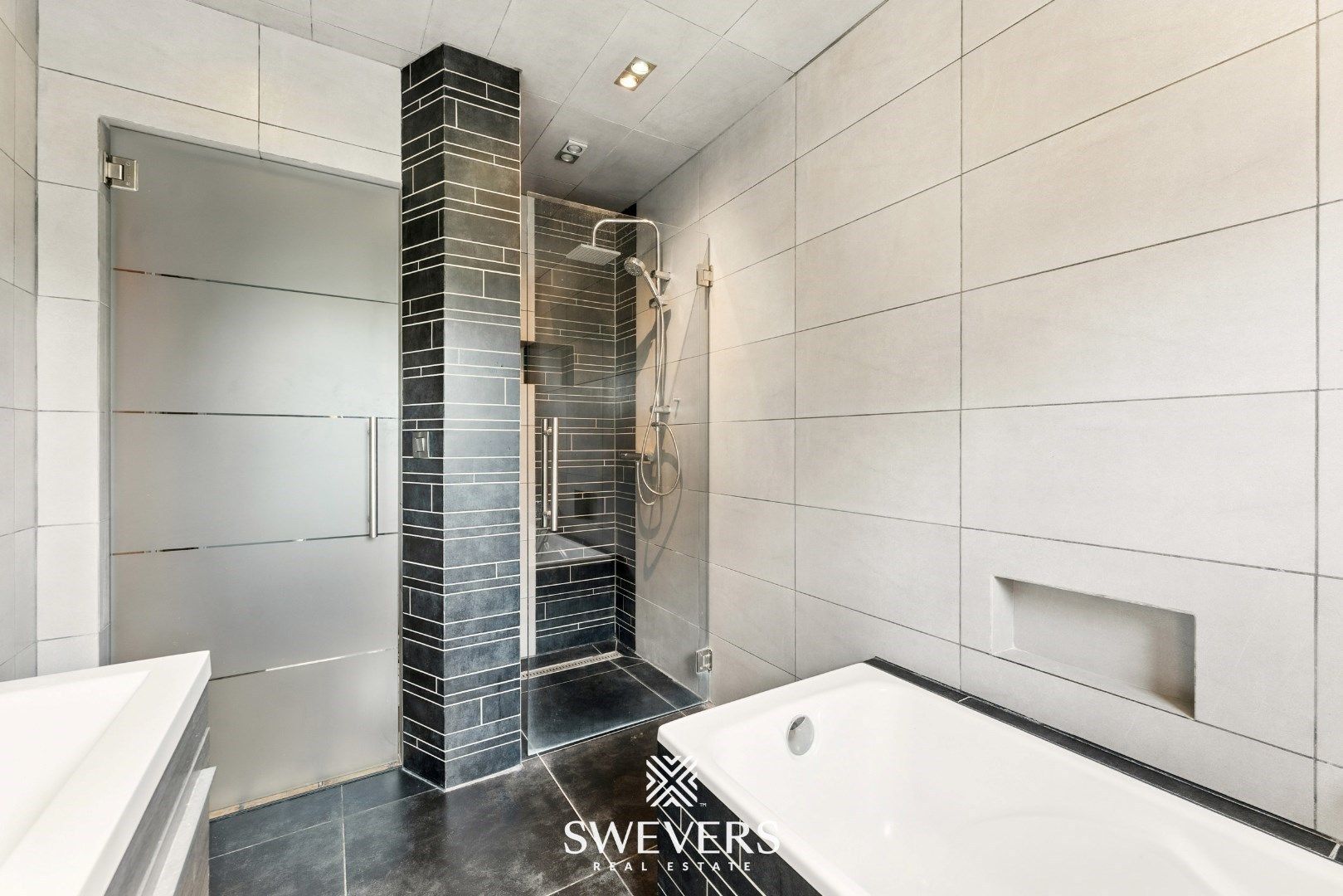 Ruime gezinswoning met zonnepanelen, kelder en zonnige tuin op topligging foto 15