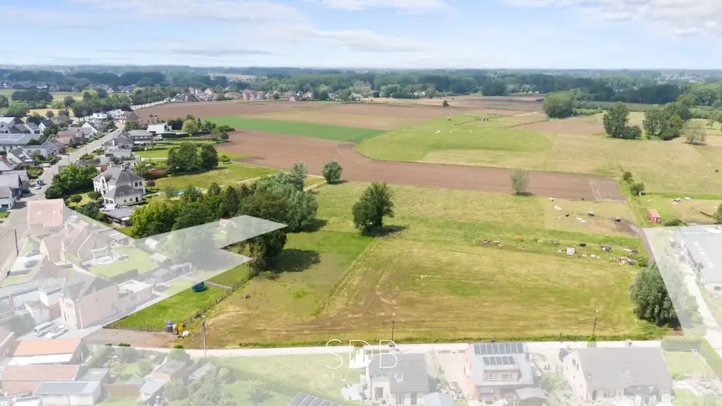 Bouwgrond met gezinstuin en aanpalend grasland op 7.598m² foto {{pictureIndex}}