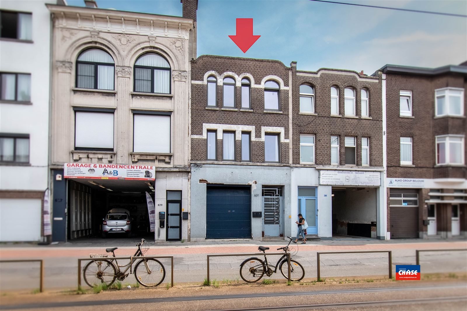 Gemengd gebouw met magazijn en 2 ruime appartementen foto 1