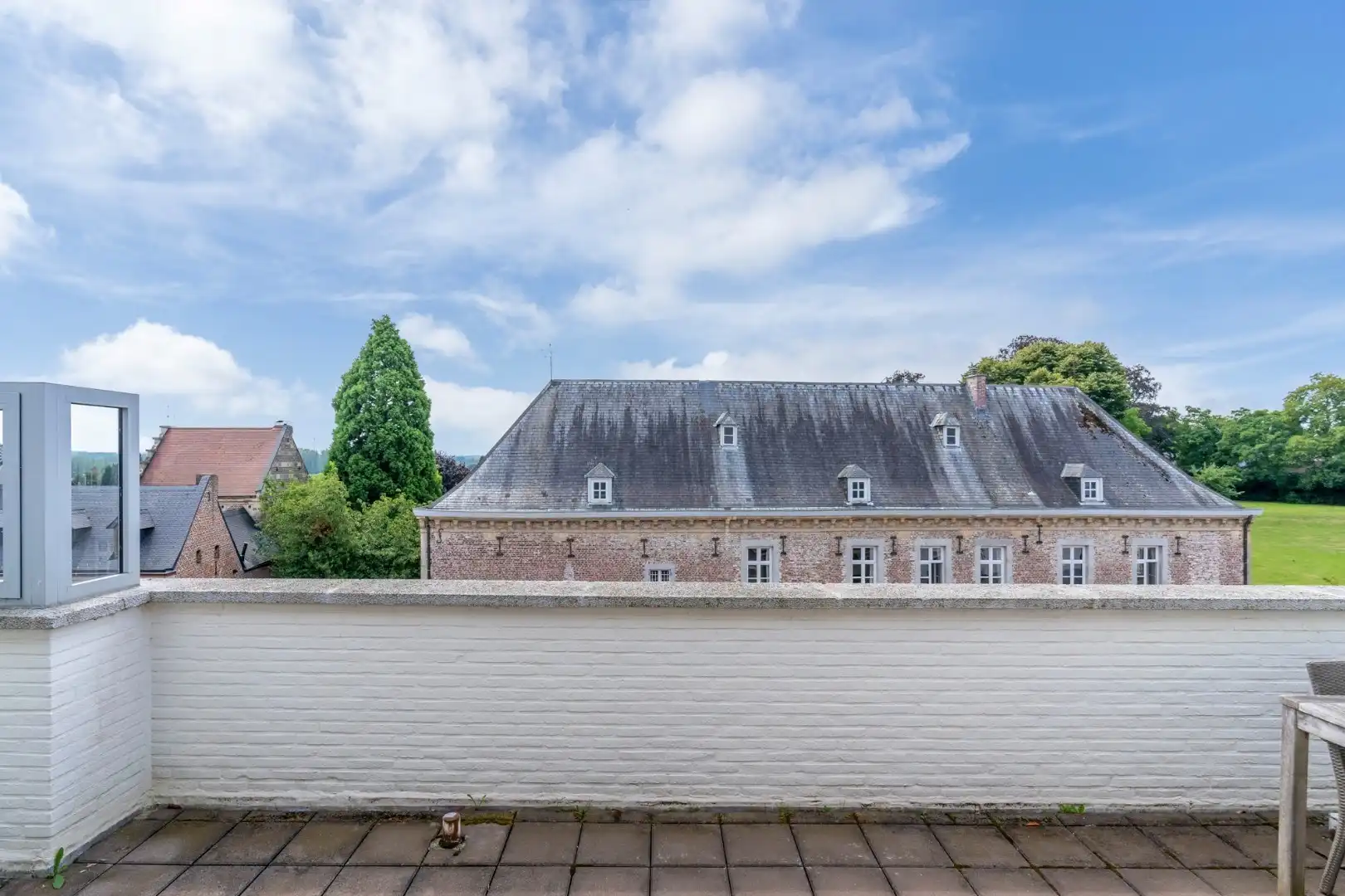 Ruim appartement op de 3° verdieping in hartje Hoeselt, met 3 slaapkamers, garage en prachtig terras met panoramisch uitzicht.  foto 13