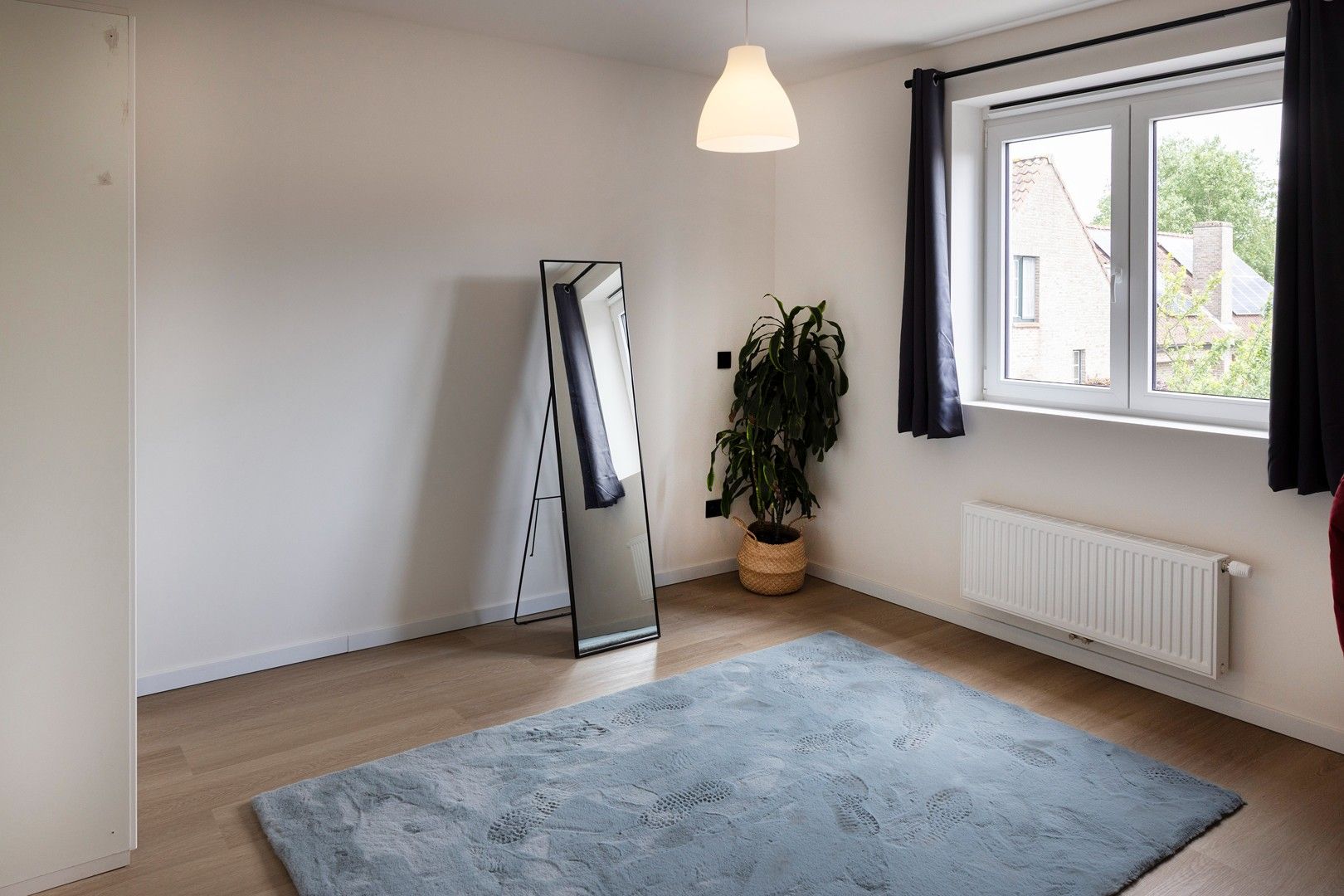 Zeer recente woning met 4 slaapkamers, tuin en garage. foto 8