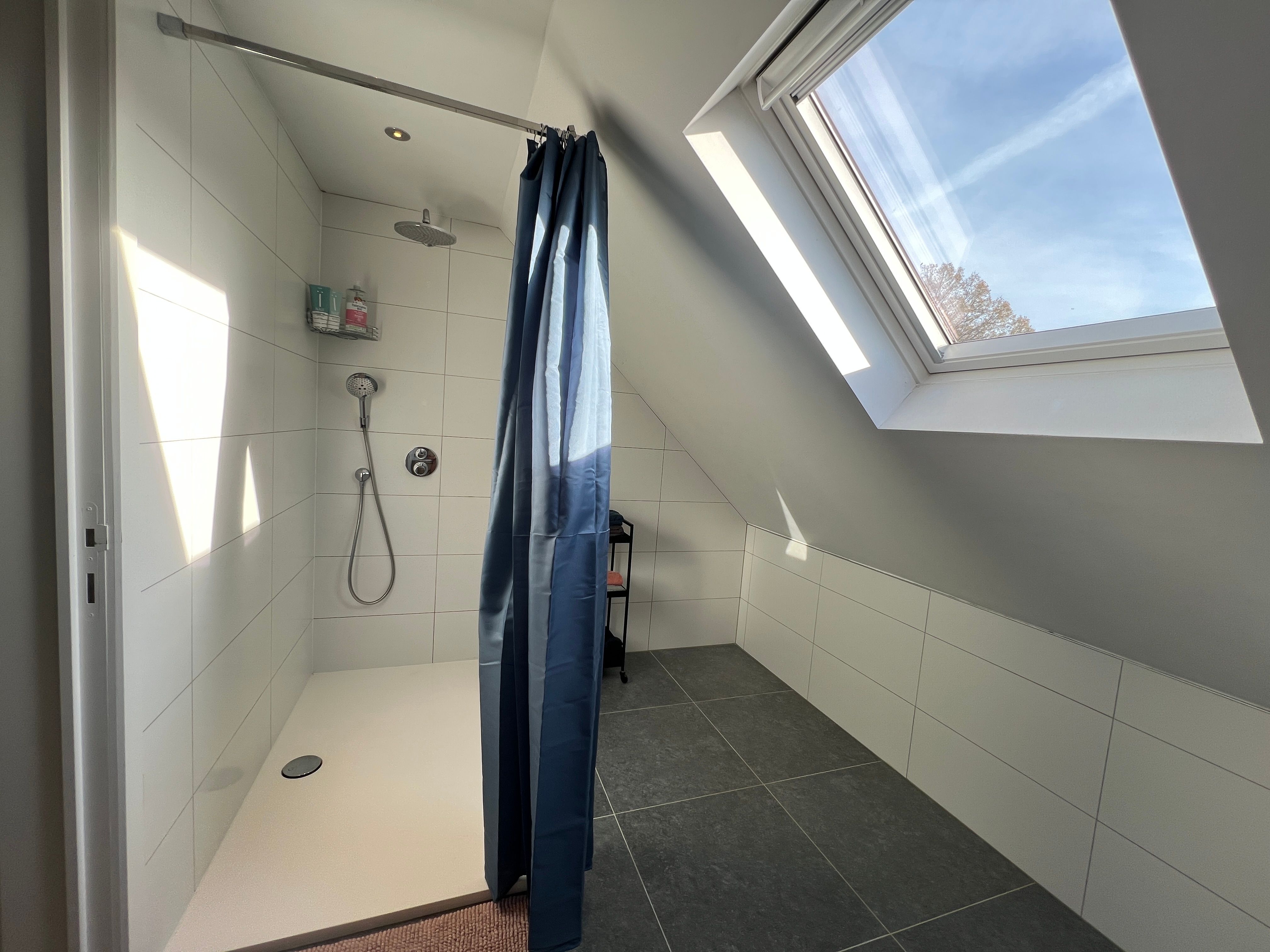 Instapklare, volledig gerenoveerde droomwoning met 3 slaapkamers, inpandige garage en prachtig aangelegde tuin foto 12