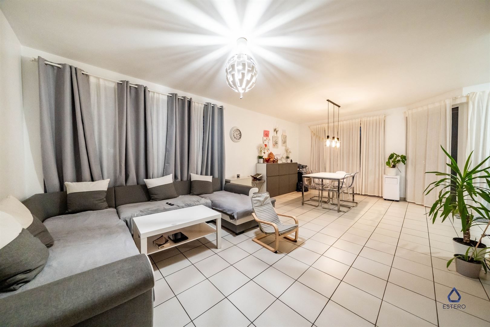 Ruim 3-slaapkamerappartement met zuidgericht terras foto 2