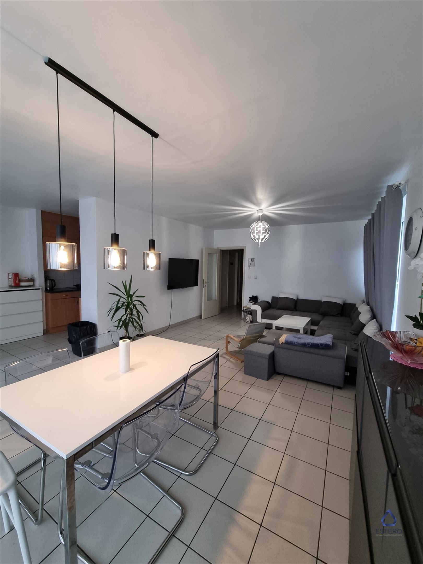 Ruim 3-slaapkamerappartement met zuidgericht terras foto 2