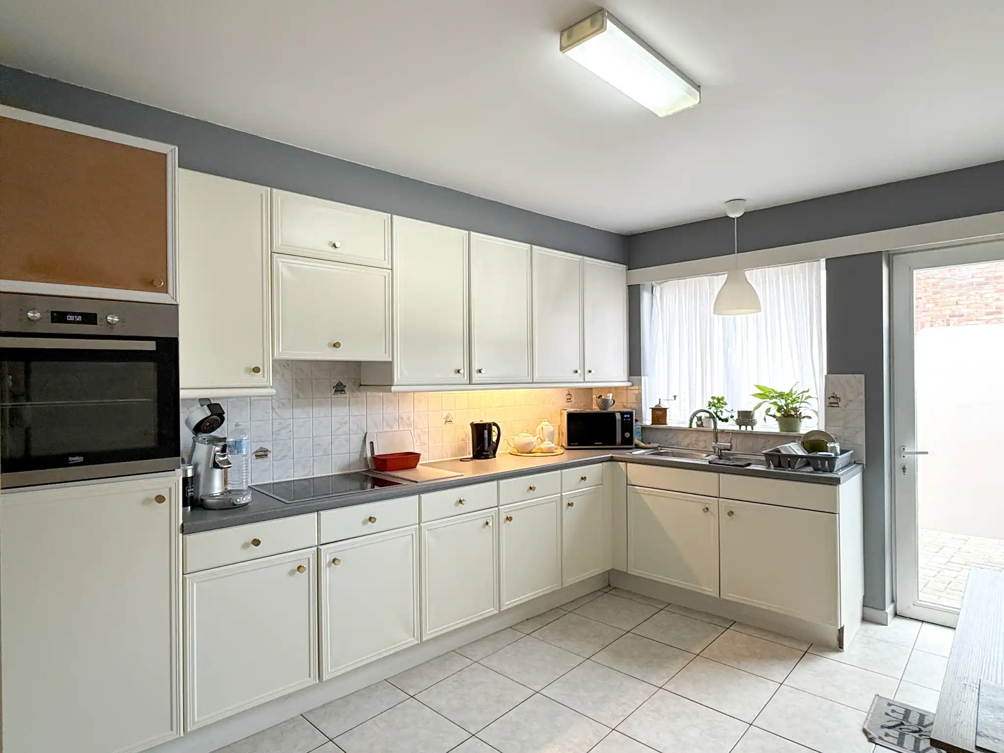 Centraal gelegen gelijkvloers appartement met twee slaapkamers en garage foto 3