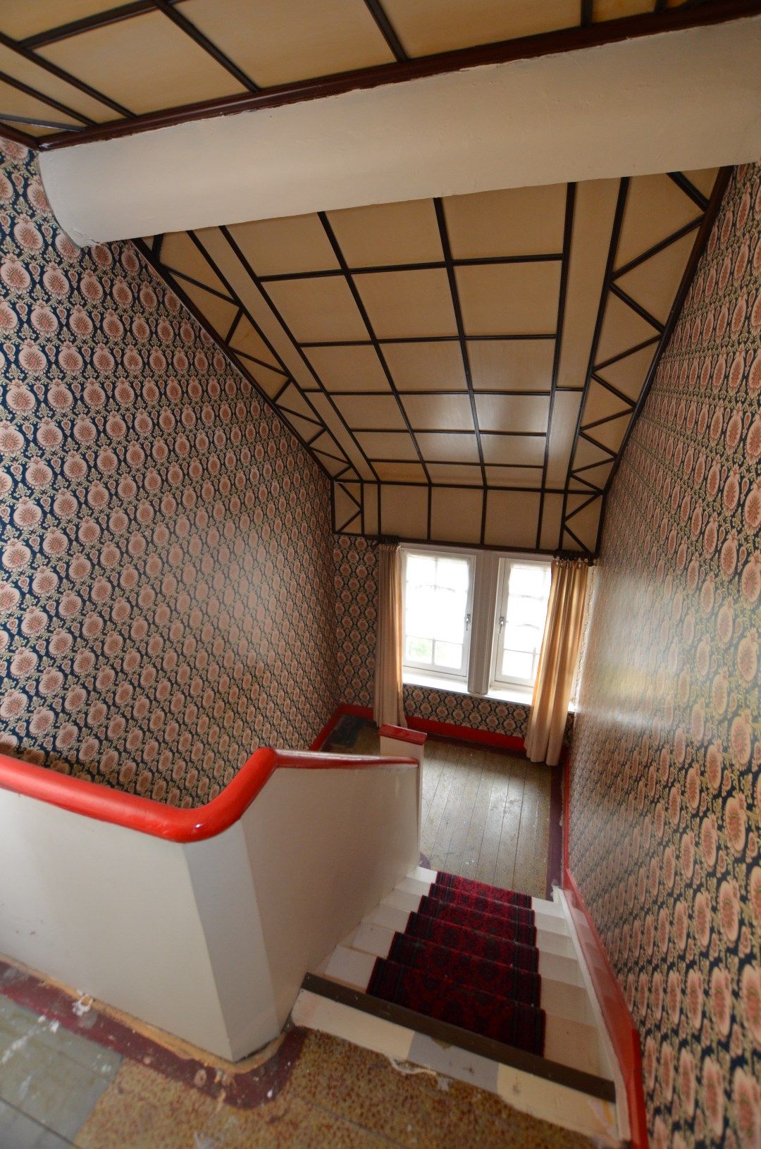 Te renoveren karaktervolle ruime woning met zonnige tuin foto 8
