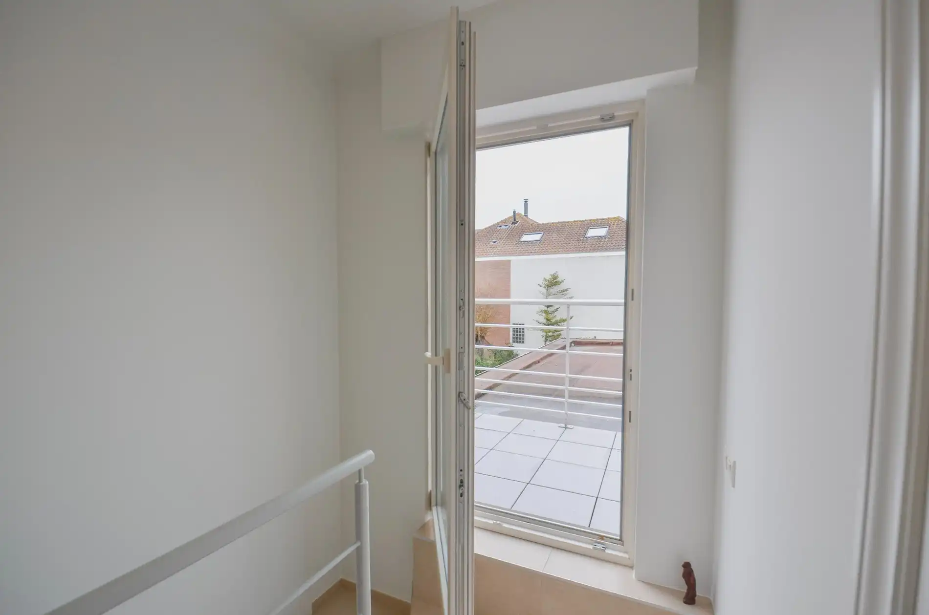 Ruime woning met ruime terrassen en een inpandige garage gelegen nabij de keuvelhoekstraat. foto 11