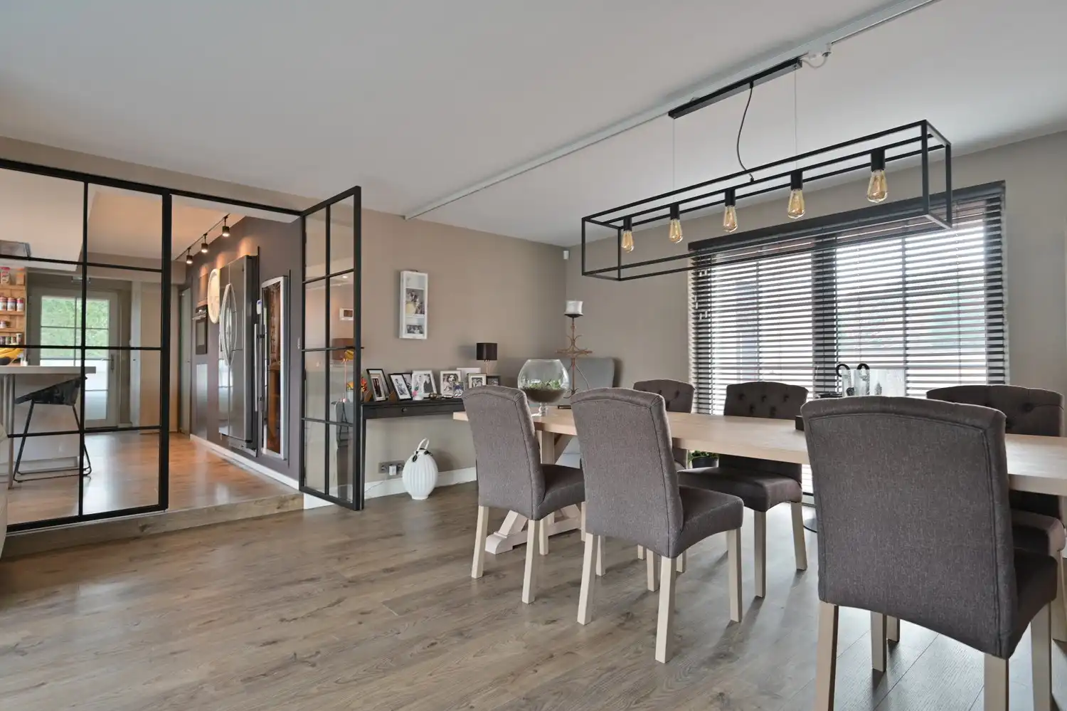 Karaktervolle woning met B&B in Veldwezelt foto 4