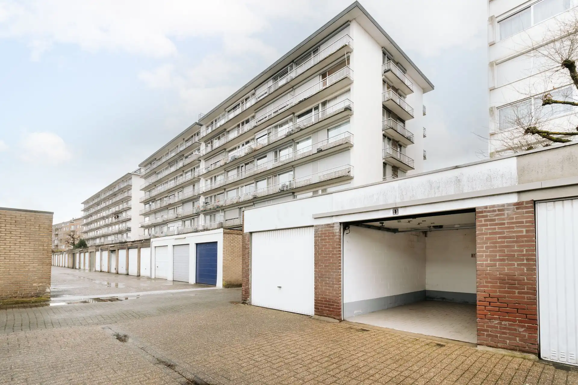 Garagebox met automatische poort aan de Vogeltjeswijk foto 2