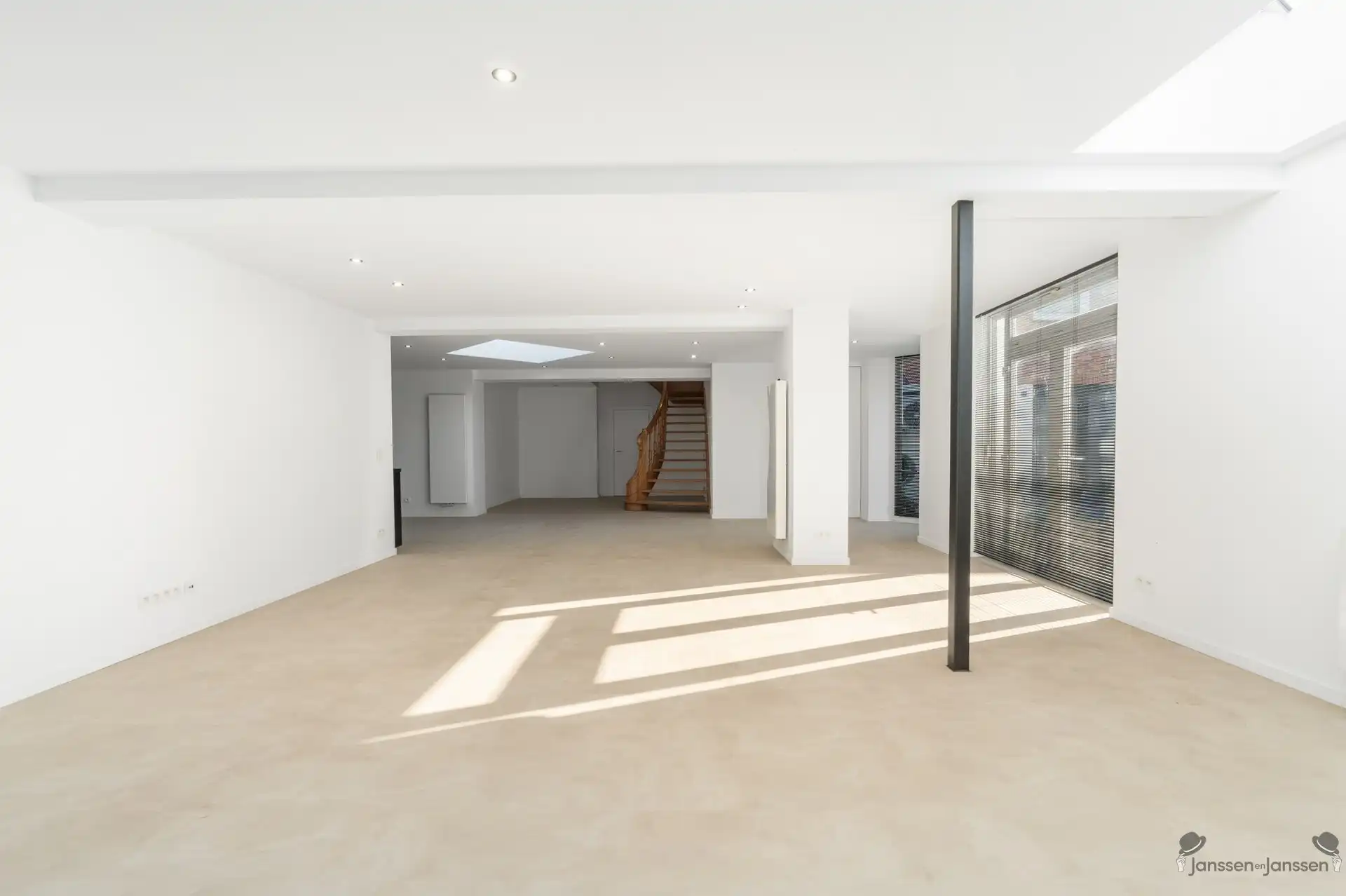 Luxueus gerenoveerd duplexappartement met 4 slaapkamers en private tuin foto 3