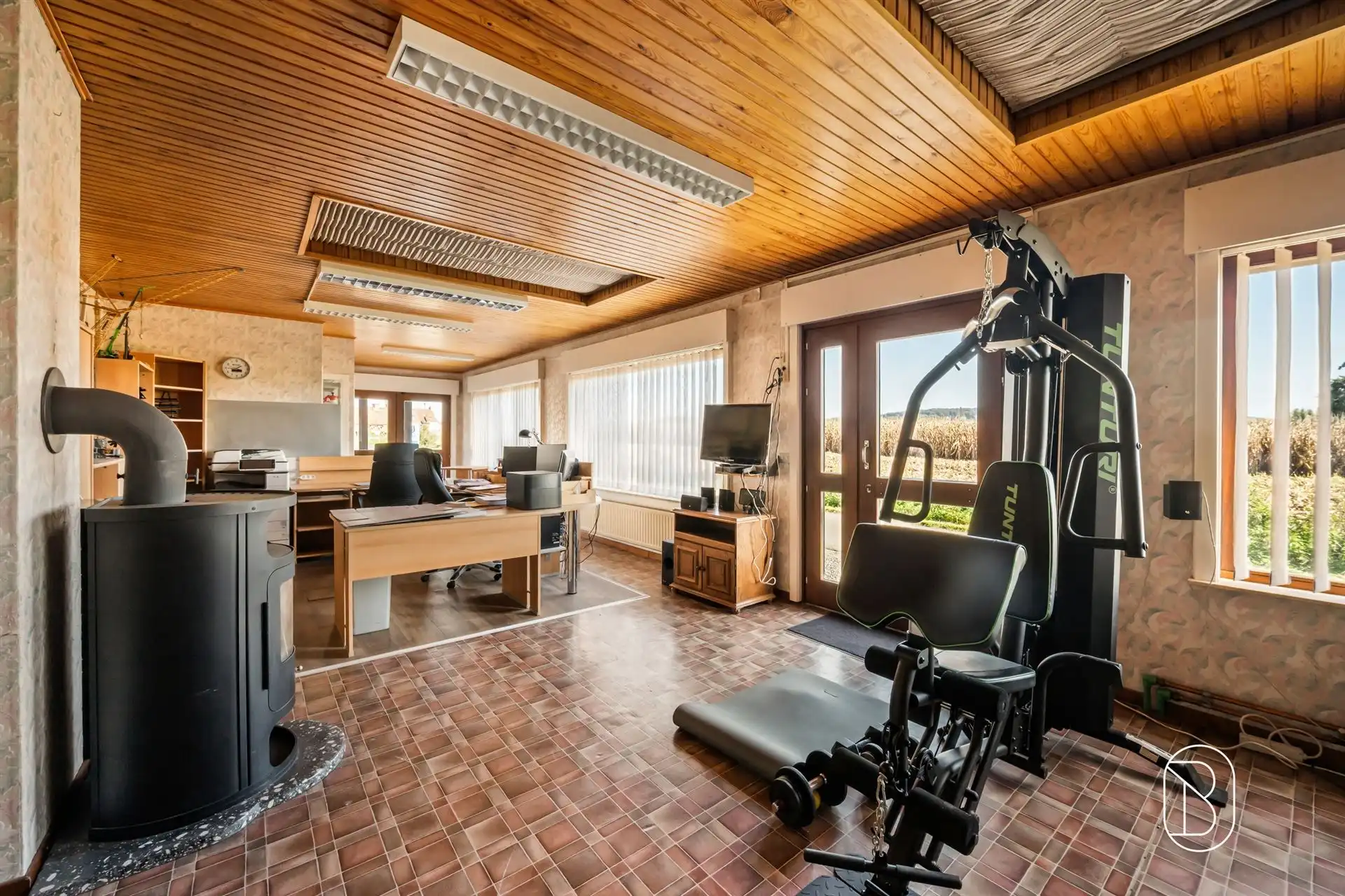 Recente woning met 2 loodsen en zwembad in Escanaffles foto 15