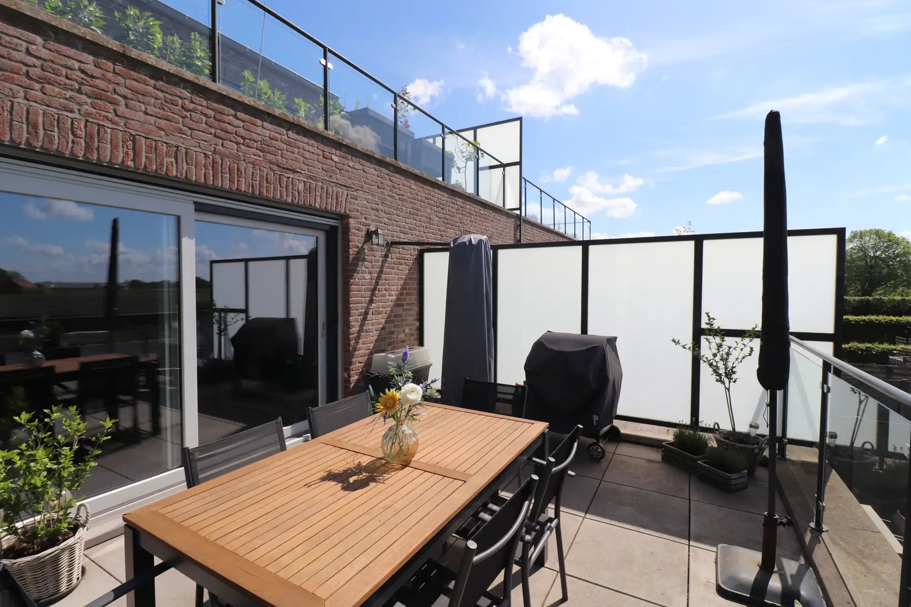 Recent gezellig appartement op de 1ste verdieping rechts met terras en garage. foto 9