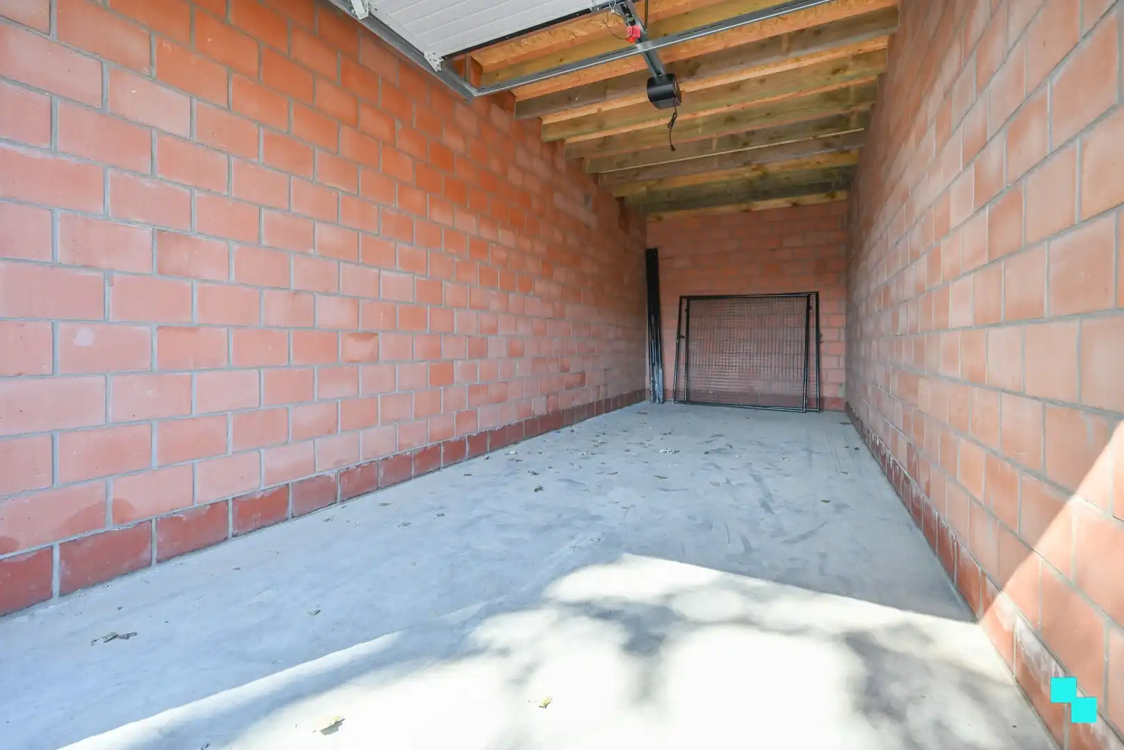 Garagebox van ca.25 m² met automatische poort te Izegem foto 3