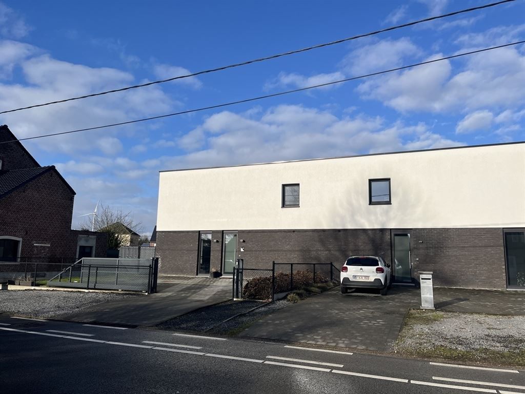 Half-vrijstaande, moderne nieuwbouwwoning foto 3