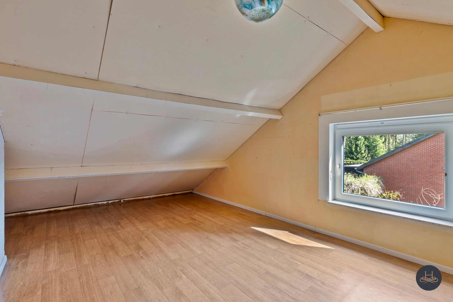 In het groen gelegen openstaande en te renoveren woning  foto 16