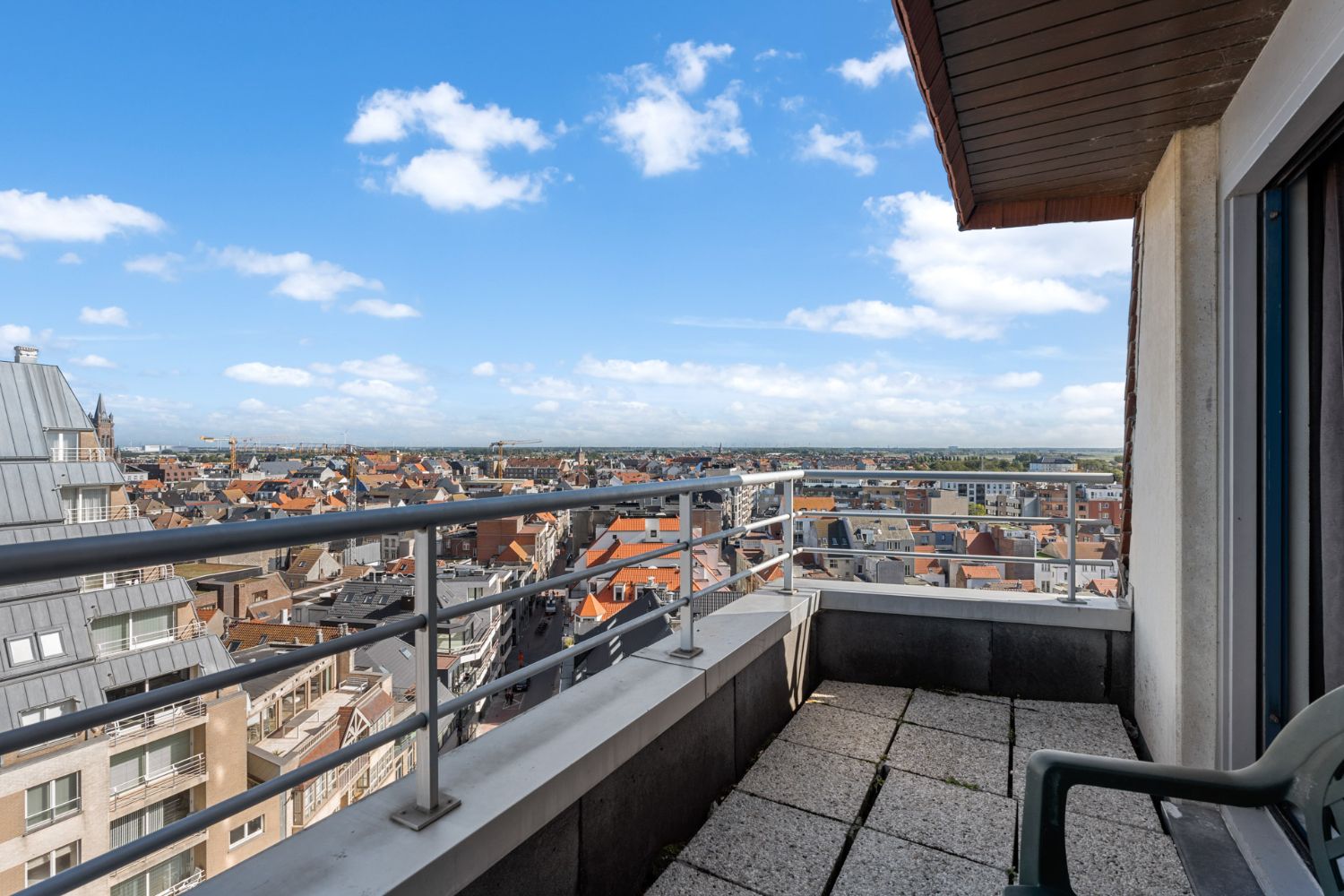 Lichtrijk één slaapkamer appartement met zijdelings zeezicht foto 12