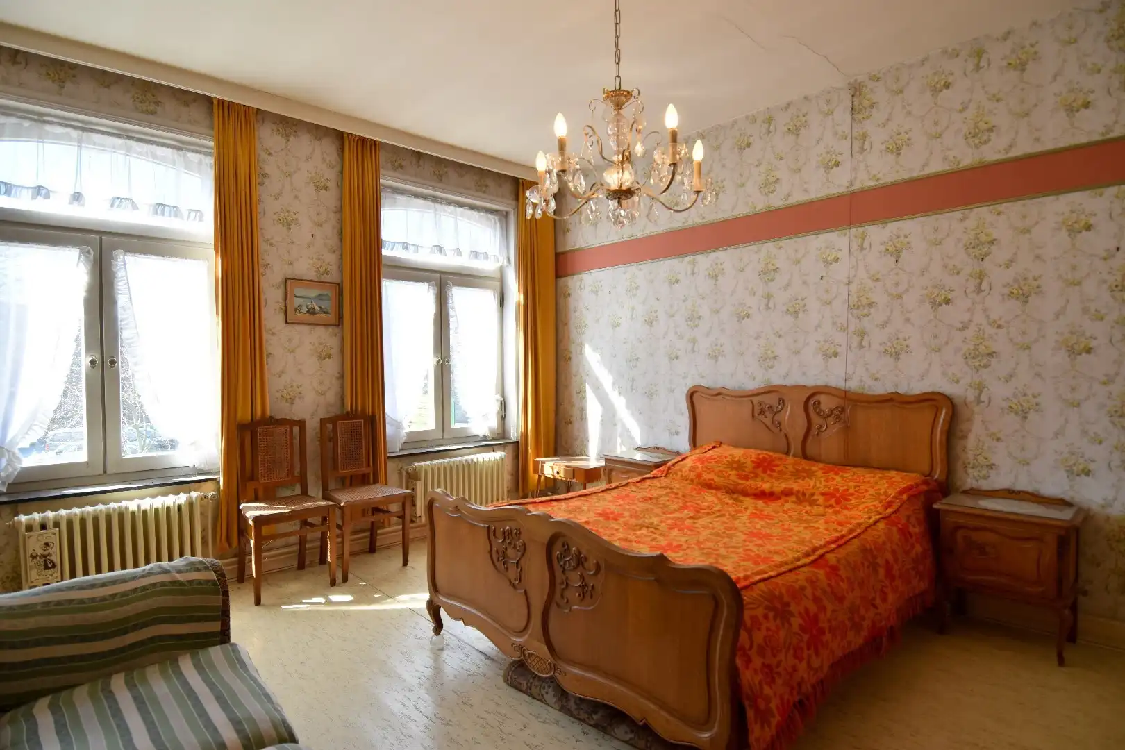 Karaktervolle burgerwoning met 3 slaapkamers, 2 garages (met uitweg) en zonnige tuin te koop in Rollegem-centrum foto 9