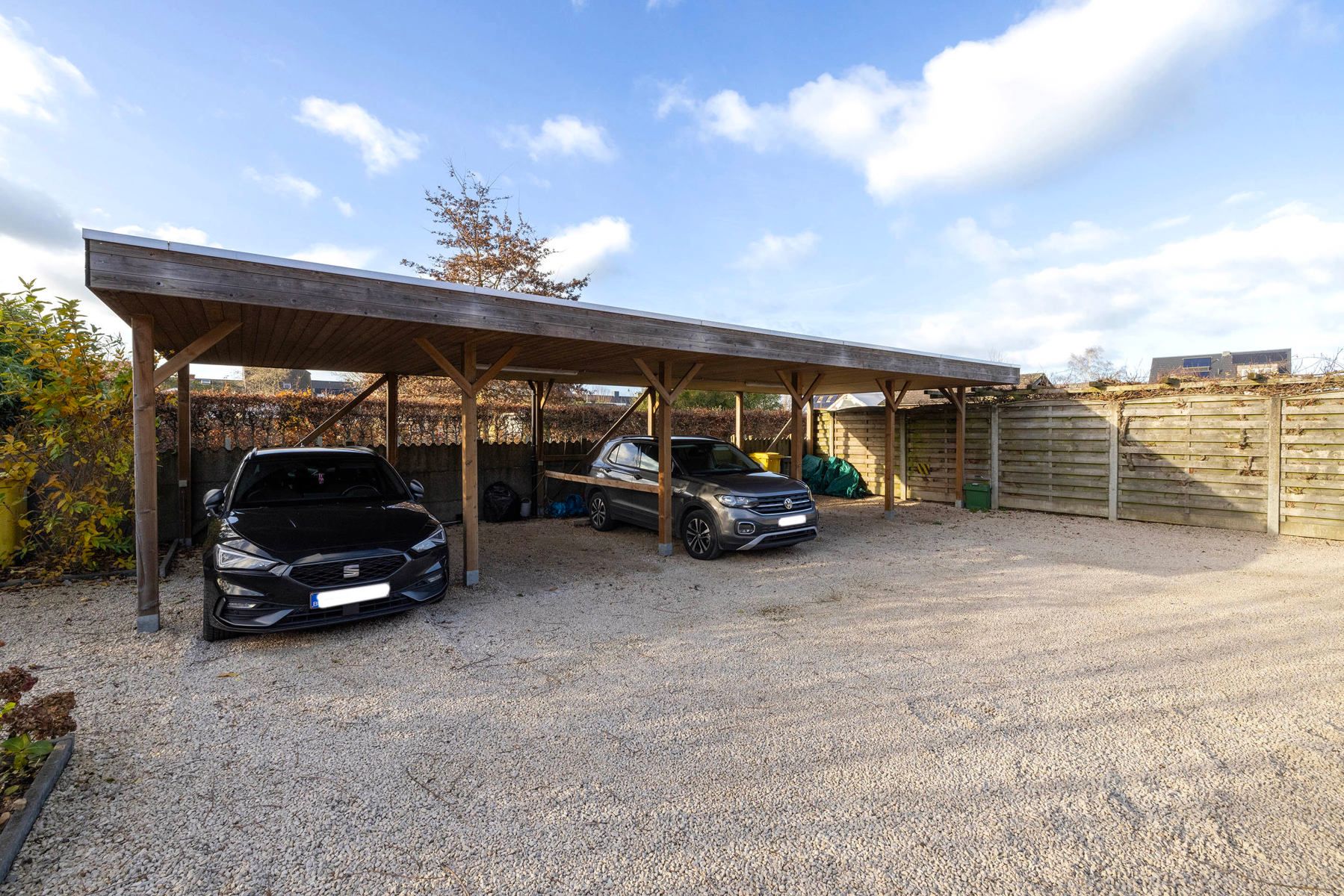 Gelijkvloersappartement met tuin en carport foto 18